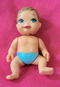 Muñeca bebé Barbie con cesta moisés y accesorios - Imagen 1 de 6