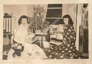 Pretty Young Women In Nightgowns Smiling By Christmas Tree 1940s Vtg Photo - Picture 1 of 4