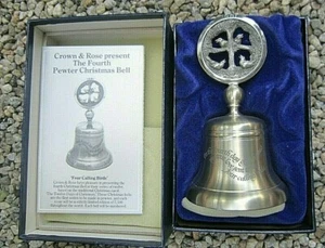 VINTAGE SAMMLERSTÜCK KRONE & ROSE ZINN VIERTE WEIHNACHTSGLOCKE NEUER ALTER BESTAND NEUWERTIG IN VERPACKUNG - Bild 1 von 9