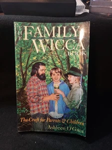 Family Wicca: Practical Paganism for Parents and Children by Ashleen O'Gaea - Foto 1 di 2