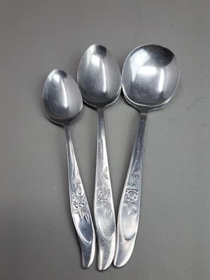 Vintage 3 Piece Spoon Lot SILHOUETTE ROSE STAINLESS FLATWARE MCM Floral Japan Foto 1 de 4