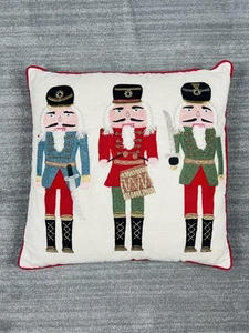 Almohada de Navidad Martha Stewart Cascanueces Soldado 18” X 18” $80 Retirado - Imagen 1 de 13