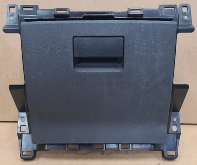 Оригинальный складной подстаканник в сборе для центральной приборной панели Dodge RAM 1500 2009-2012 годов выпуска 1EA97TRMAA - Изображение 1 из 4