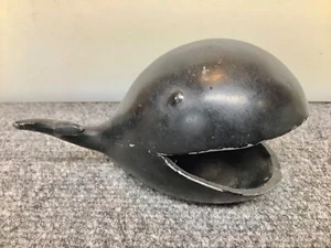 Antigua FIGURA DE BALLENA DE METAL CENICERO MEDIADOS DE SIGLO ESPERMA REGALO INUSUAL KITSCH LINDO CAMPO DE CONCENTRACIÓN - Imagen 1 de 8