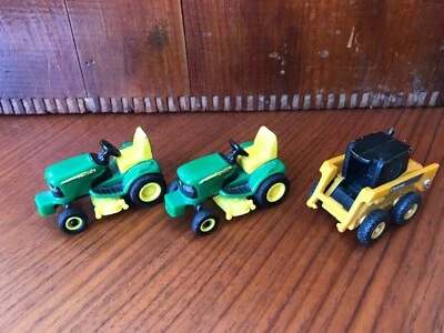 Juego de 3 juguetes John Deere de colección ~ minicargadora y 2 tractores de césped para montar Foto 1 de 4