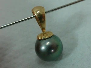 Bellissimo Splendido Ciondolo Solitario Perla 9,1mm Tahitiana Nera Cappuccio Oro 14k 1,61gr - Foto 1 di 23