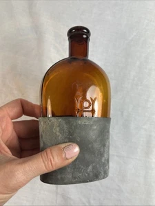 1892 HP KORKDECKEL DUNKLER BERNSTEIN GLASKOLBEN mit Original BLECHBECHER / HALTER - Bild 1 von 11