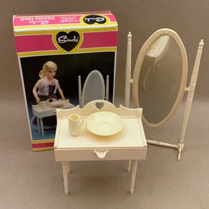 Vintage Sindy Doll Vanity Set Mirror Washstand 44415 Pedigree Toys 1980’s BOXED - Imagen 1 de 4