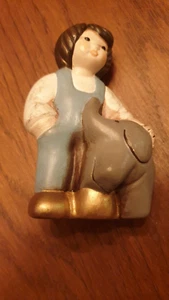 Thun Bozener Keramik Junge blau mit grauem Elefant  11,5 cm, selten - Bild 1 von 6