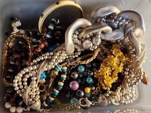 Vintage to Now Jewelry Junk Drawer Craft Repair Harvest 1 Pound - Bild 1 von 10
