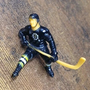 Figura de jugador de hockey NHL Boston Bruins 2", adorno de pastel - Imagen 1 de 4