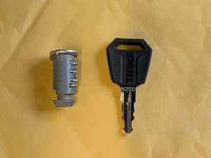 Thule N250 Chiave (1) + Serratura Cilindro (1) Bici Sci Gancio Bagaglio Portapacchi - Foto 1 di 1