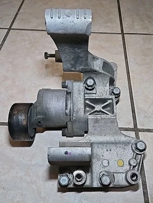 Soporte tensor de correa + pernos Hyundai Santa Fe, Sonata 252802GGC4 2015-2021  Foto 1 de 4