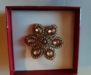 Brosche/Anstecknadel Gold Blume. Sechs Blütenblätter, klare Steine.  1 3/4" breit. Neu, im Karton. - Bild 1 von 4