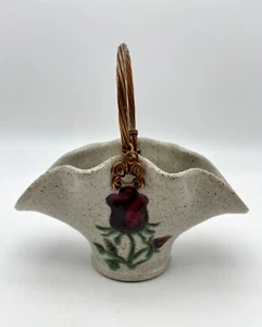 Kunstkeramik gekräuselter Korb mit handbemalter Rose umwickelt Kupfergriff signiert 6 Zoll - Bild 1 von 6