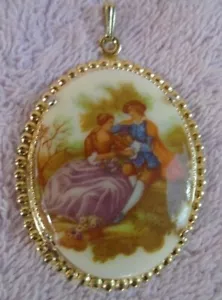 Colgante de cameo vintage de porcelana pintado a mano para hombre y mujer firmado por Fragonard - Imagen 1 de 3