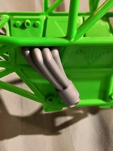 Monster Jam Mega Grave Digger Maßstab 1:6 All-Terrain RC Crawler - Auspuff & Stoßdämpfer - Bild 1 von 7