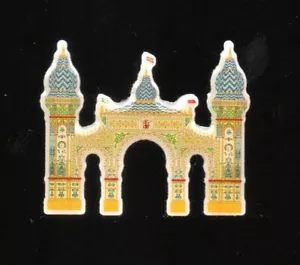 PIN PORTADA DE LA FERIA ABRIL SEVILLA 2014 (TRIBUTO A QUIOSCOS DE AGUA) 28x23mm - Imagen 1 de 2