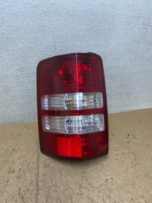 Luz trasera izquierda lado conductor Jeep Liberty 2008 a 2012 OEM V4486 DW Foto 1 de 4