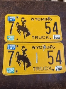 Paar 1980’s Wyoming Truck Nummernschilder Oldtimer Goshen #54 geprägt 1983 - Bild 1 von 6