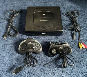 Consola Sega Saturn (MK-80000A) con 2 mandos y cables - PROBADA Y FUNCIONANDO - Imagen 1 de 10