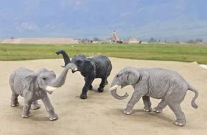 Original Preiser HO Scale Animal Figures - Elephants - Pkg (3)  #20375 - Picture 1 of 9