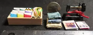 Máquina de Coser Tela 2 Libros Nociones Caja con Tijeras Lote 1:12 Miniaturas #0537 - Imagen 1 de 2