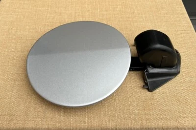 HSV-HOLDEN 2013-2017 VF CLUBSPORT-SSV REDLINE-SS SEDAN GM SILVER FUEL DOOR!! EC - image 1 of 4