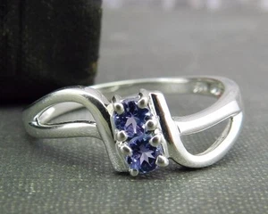 Anillo delicado/pequeño de plata esterlina 925 y piedra púrpura - Imagen 1 de 5