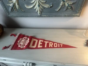 Vintage University Of Detroit Wool Or Felt Pennant Flag - Picture 1 of 11
