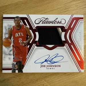 2024/25 Panini Perfetto Joe Johnson Gioco Usato Maglia Patch Auto 5/15 Ruby Hawks - Foto 1 di 2