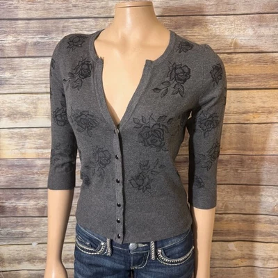 Cárdigan Suéter Casa Blanca Mercado Negro Gris Estampado Rosa S Pequeño Botón a Presión Foto 1 de 4