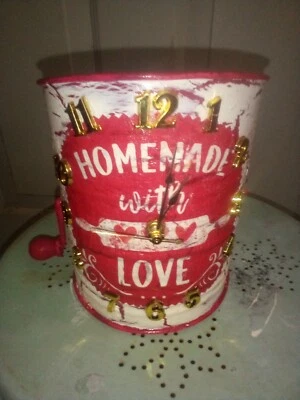 Reloj casero hecho de un viejo tamiz de harina Foto 1 de 3