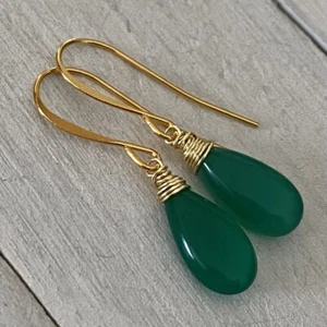 Min Favorit grüner Onyx Träne & Gold Pl Draht umwickelt Handwerk Ohrhänger - Bild 1 von 5