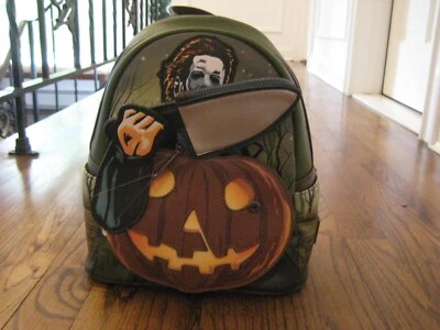 Mini mochila y bolso para monedas Loungefly Halloween Michael Myers Brilla en la Oscuridad Foto 1 de 4