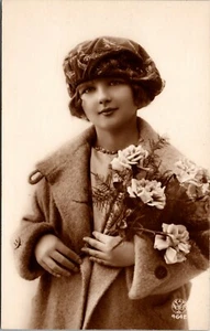 A PRETTY GIRL WEARING AN EMBROIDERED CAP : ART DECO : PHOTO BY ALFRED NOYER - Picture 1 of 2