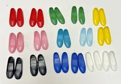 LOTE DE 16 PARES DE ZAPATOS PLANOS VINTAGE HERMANA BARBIE PATRÓN JAPÓN MUCHOS COLORES Foto 1 de 4