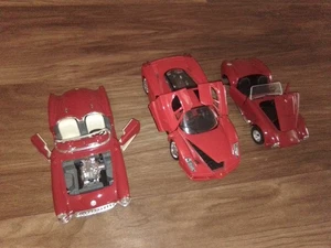 3 rote 1/24 Sportwagen für Teile/Reparatur 2 Maisto Ferrari & Corvette Revell Cobra - Bild 1 von 6
