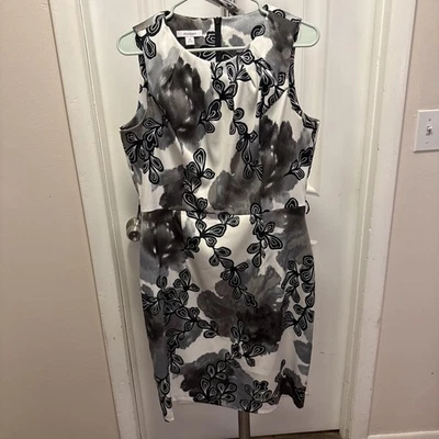 Vestido para mujer Dressbarn estampado floral sin mangas talla 16 blanco y negro elástico Foto 1 de 4