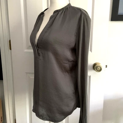 Blusa VINCE Cuello Dividido Manga Larga Seda Satén Cuello Banda Verde Laurel Oscuro S Foto 1 de 4