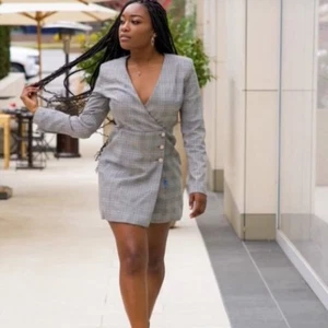 Neu mit Etikett Zara kariertes Blazerkleid mit Schmuckknöpfen XS - Bild 1 von 16