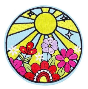 Parche bordado para coser o planchar sol y flores - Imagen 1 de 2