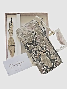 NEW JESSICA SIMPSON REPTILE PRINT WALLET & GOLD FEATHER KEYRING / HANDBAG CHARM - Picture 1 of 4