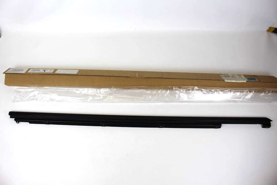 Original Porsche 970-537-156-01-A78 PANAMERA Cinturón Moldura Delantero Derecho Nuevo Foto 1 de 4