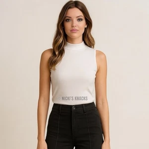 Camiseta sin mangas recortada acanalada Olivia Rae blanca cuello alto sin mangas ajuste relajado talla L - Imagen 1 de 8