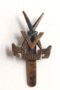 WWII British V Force Special Forces Cap Badge Bronze Slider Antique Original - Picture 1 of 6