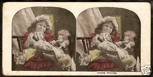 Stereoview ~ MUÑECAS GRANDES ~ NIÑA PEQUEÑA ~ Vista de fotos ANTIGUA - Imagen 1 de 1