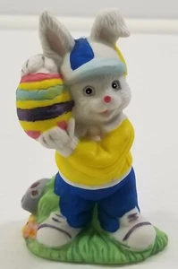 AG) Conejo de Pascua Conejo con Sombrero Tenis y Huevo Decorado 4" Figura de Vacaciones - Imagen 1 de 12