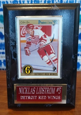 Detroit Red Wings Nicklas Lindstrom #5 plaque with 1992 player Card O-pee-chee Cover