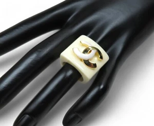 Large Bague Chanel fantaisie Vintage en résine - Taille 54 (7) - Bild 1 von 9